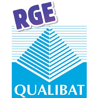 logo qualibat pyramide bleu lettres qualibat en dessous et lettres rge au dessus / partenaire de GRT RENOVE (NÎMES) 